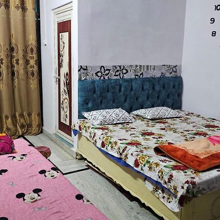 Aparna Niwas Home Stay Family Friendly ורנאסי מראה חיצוני תמונה