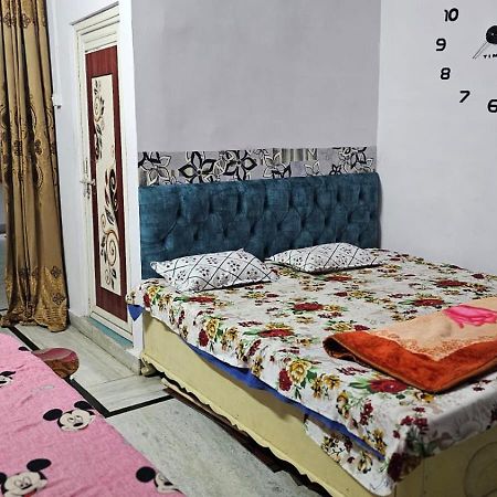 Aparna Niwas Home Stay Family Friendly ורנאסי מראה חיצוני תמונה
